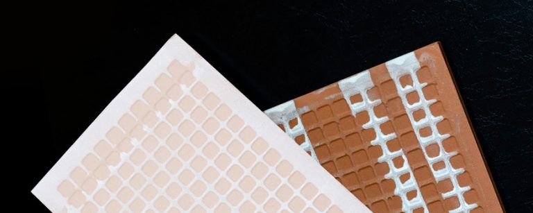 Lee más sobre el artículo Azulejos pasta roja o Azulejos pasta blanca. ¿Cuál es mejor para mi hogar?