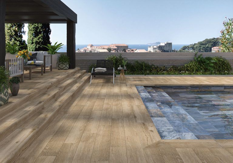Lee más sobre el artículo Suelo porcelánico imitación madera para exterior. Tendencias 2023